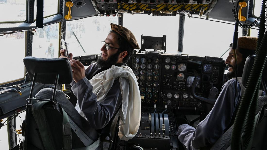 アフガニスタン空軍の航空機の操縦席に座るタリバンの兵士=8月31日、カブールの空港/Wakil Kohsar/AFP/Getty Images