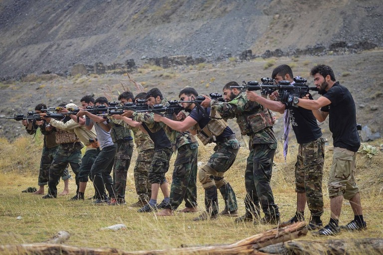 タリバン統治に抵抗する武装勢力が訓練を行う様子＝アフガン・パンジシール州/Sahel Arman/AFP/Getty Images