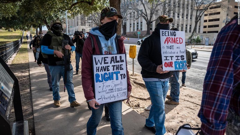 テキサス州議会議事堂に向かって歩くデモ参加者ら＝１月１７日/Sergio Flores/Getty Images