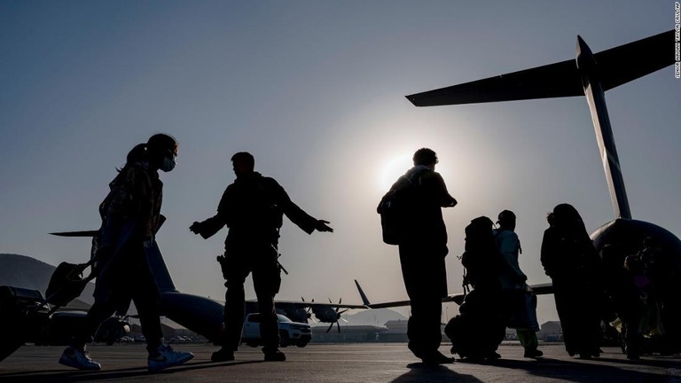 退避する人々を案内する米軍兵＝８月２４日、アフガニスタン・カブールのハミド・カルザイ国際空港/Senior Airman Taylor Crul/AP