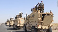 タリバンが祝勝パレード、獲得した米国製兵器を誇示　アフガン南部