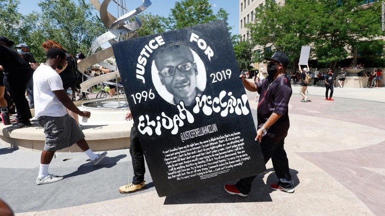 マクレーンさんの死に対しデモを行う人々＝２０２０年６月２７日、米コロラド州オーロラ警察署の外/David Zalubowski/AP