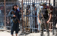 アフガン難民、陸路で隣国へ脱出の試み続出　空港閉鎖で