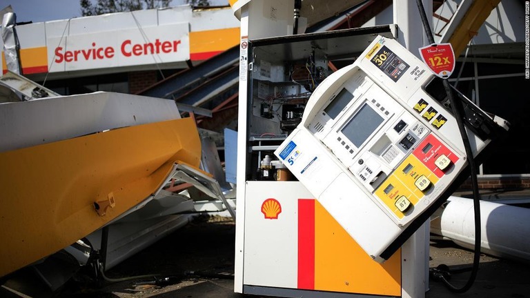 ハリケーン「アイダ」で損壊したルイジアナ州ロックポートのガソリンスタンド/Luke Sharrett/Bloomberg/Getty Images