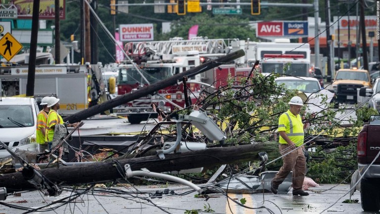 米メリーランド州アナポリスで発生した竜巻の被害状況を調べる作業員ら/Drew Angerer/Getty Images