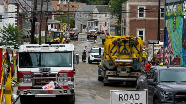 ペンシルベニア州ブリッジビルで洪水に見舞われた道路で通行再開に向け除去作業が進む＝１日/Gene J. Puskar/AP