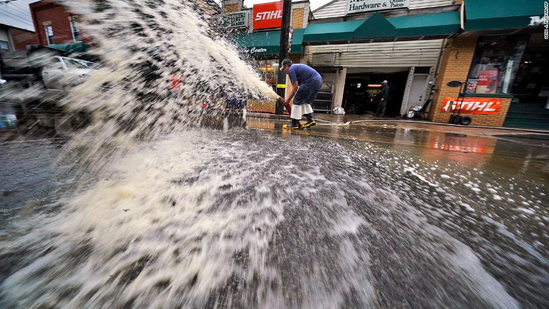フィラデルフィア州オークデールで商店の地下にたまった水を排出/Gene J. Puskar/AP