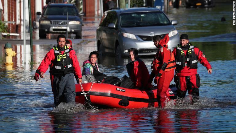 ニューヨーク州ママロネックで洪水で孤立した住民を救助＝２日/Mike Segar/Reuters