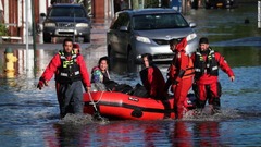 ニューヨーク州ママロネックで洪水で孤立した住民を救助＝２日