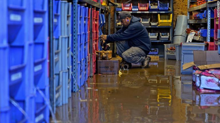 商店に浸水し後片付けに追われる従業員＝２日、ニュージャージー州ウッドランドパーク/Seth Wenig/AP