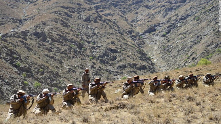 パンジシール渓谷地域で軍事訓練を行う反タリバン勢力/Ahmed Sahel Arman/AFP/Getty Images