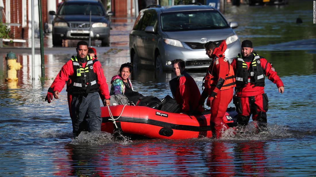 ニューヨーク州ママロネックで住民を救助/Mike Segar/Reuters