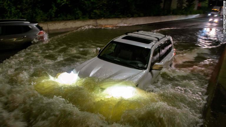 ニューヨーク市ブルックリン区の冠水した幹線道路を走る自動車。ハリケーン「アイダ」から変わった低気圧が一帯を襲った＝２日/Ed Jones/AFP/Getty Images