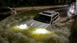 ニューヨーク市ブルックリン区の冠水した幹線道路を走る自動車。ハリケーン「アイダ」から変わった低気圧が一帯を襲った＝２日