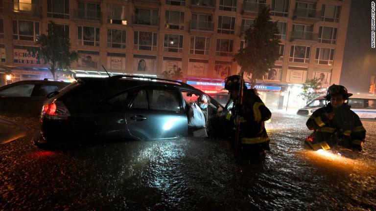 ニューヨーク市消防局が車に取り残された運転手を救出＝１日/Anthony Behar/Sipa/AP