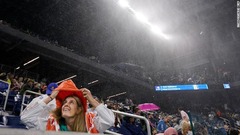 テニスの４大大会、全米オープンで観戦客がフードや傘で豪雨から身を守る＝１日