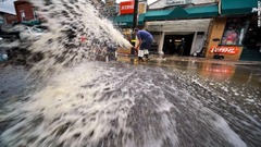 フィラデルフィア州オークデールで商店の地下にたまった水を排出＝１日