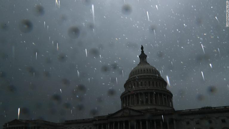 雨粒がカメラのフラッシュを反射して光る。後ろに見えるのは連邦議会議事堂＝１日/Tom Brenner/Reuters