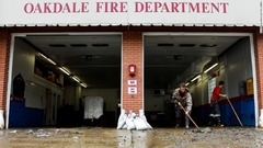 豪雨に見舞われたペンシルベニア州オークデール消防署の隊員が署の清掃を行う＝１日