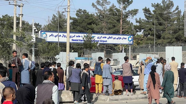 国外退避を望むアフガニスタンの人々＝８月２０日、アフガニスタン・カブール/Haroon Sabawoon/Anadolu Agency/Getty Images/FILE