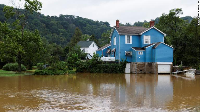ペンシルベニア州グレンショーの民家に迫る洪水＝１日/Quinn Glabicki/Reuters