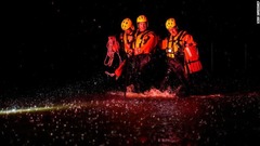 ペンシルベニア州ドレシャーで消防隊員が洪水の中を歩いて進む＝１日