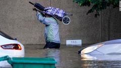 フィラデルフィアで冠水した道を歩く人＝２日