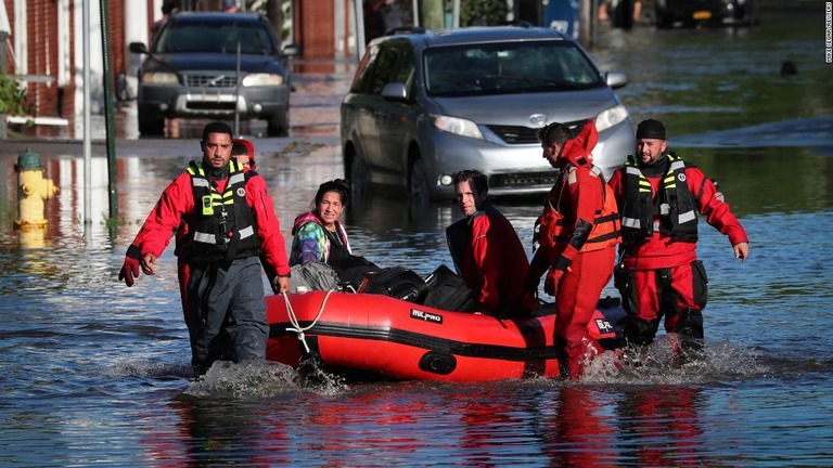 暴風雨が猛威を振るった米東部での死者が５０人に達した/Mike Segar/Reuters