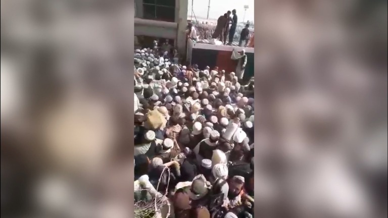 ＳＮＳに投稿された動画には、検問所へ大勢の人が押し寄せる様子が映っている/Ismail Saadar/Social Media