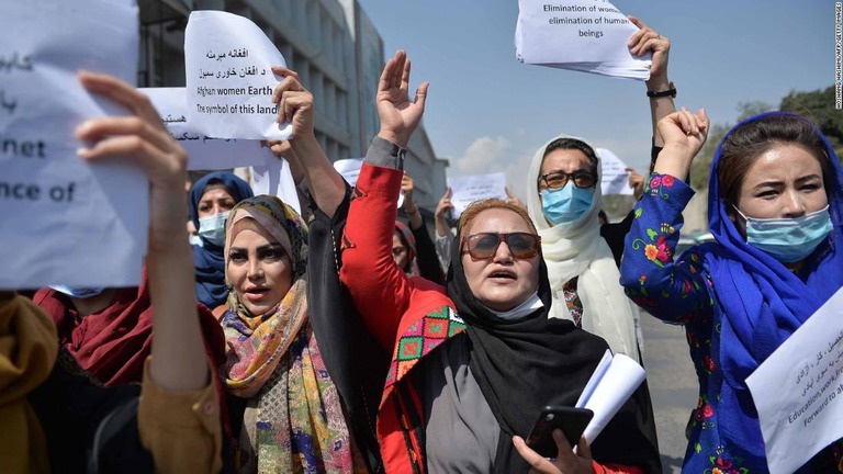 カブールでの３日のデモに参加したアフガン人女性たち/HOSHANG HASHIMI/AFP/Getty Images