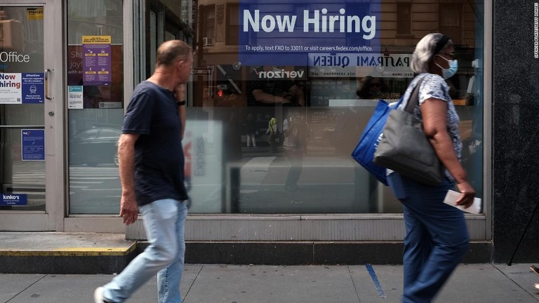 デルタ株の感染拡大を受け、米国の８月の就業者数は市場予想を大幅に下回った/Spencer Platt/Getty Images 