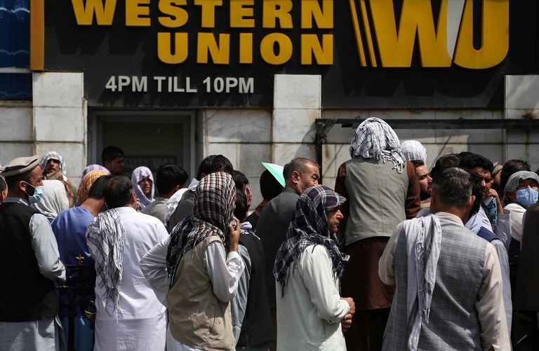 銀行の前に列を作るアフガニスタンの人々＝８月３１日、アフガニスタン首都カブール/Kabir/Xinhua/Getty Images