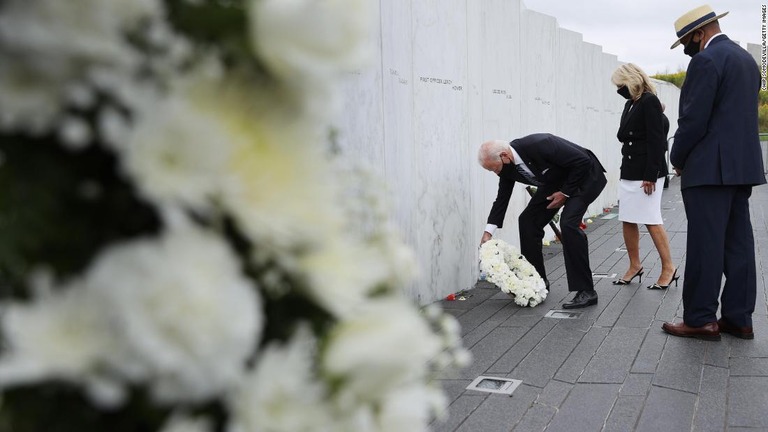 追悼施設で花輪をささげるバイデン夫妻＝２０２０年９月１１日、ペンシルベニア州シャンクスビル/Chip Somodevilla/Getty Images 