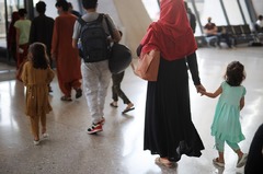 退避のアフガン人の子ども、「ごくわずかに」付き添いなしも　米国務省