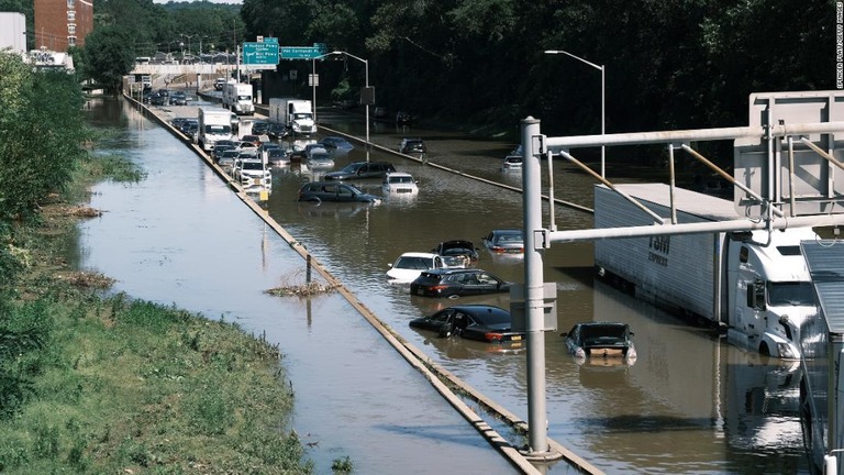 大雨で冠水したニューヨーク市の道路/Spencer Platt/Getty Images