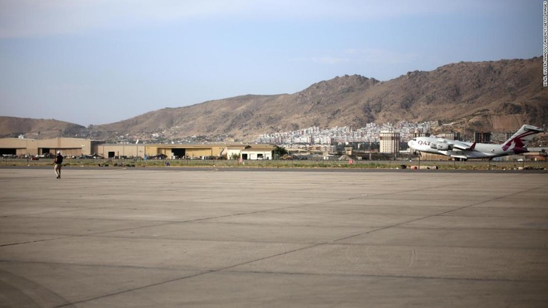 空港から離陸するカタール航空機＝３日、アフガニスタン首都カブール/Bilal Guler/Anadolu Agency/Getty Images