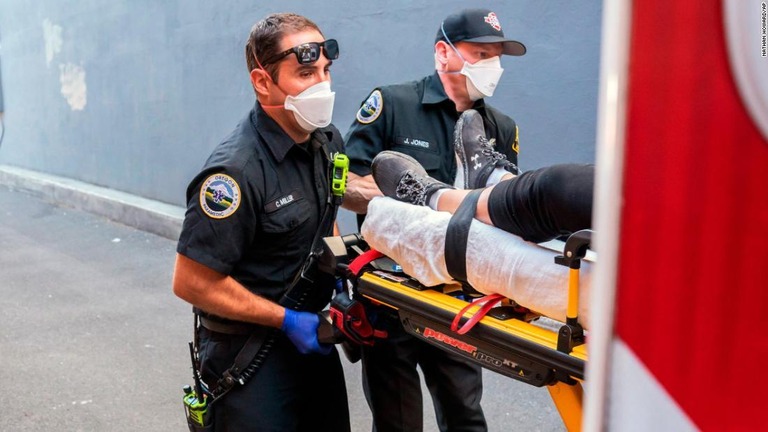 熱波によって体調を崩した人を搬送する救急隊員＝２０２１年６月、米オレゴン州セーラム/Nathan Howard/AP