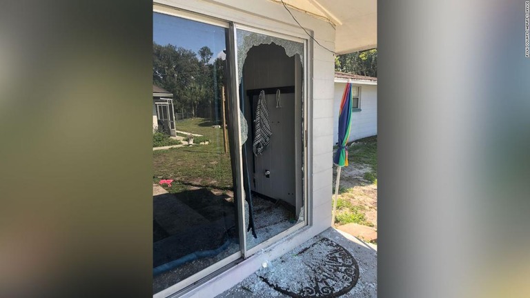 襲撃を受けた住宅のガラス扉は砕け散った＝米フロリダ州レークランド/Polk County Sheriff's Office