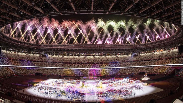 閉会式で打ち上げられた花火＝５日、国立競技場/Charly Triballeau/AFP/Getty Images