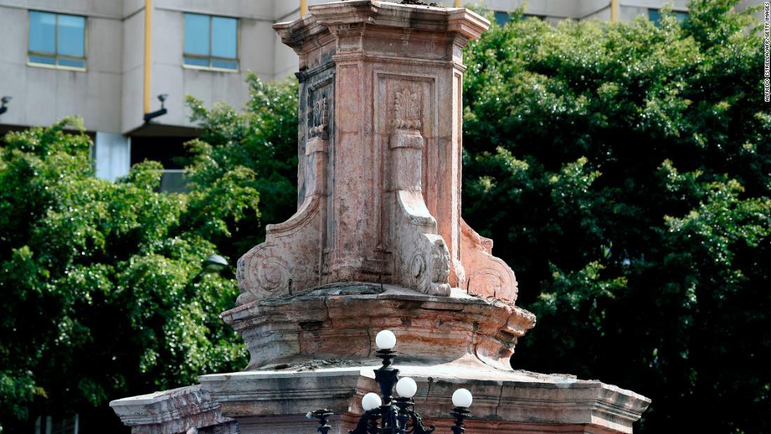 コロンブス像は撤去され台座だけが残る/Alfredo Estrella/AFP/Getty Images