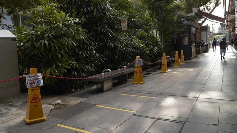 社会的距離の確保を求める街中のベンチ＝８月、シンガポール/Lauryn Ishak/Bloomberg/Getty Images