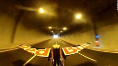 トンネル内を航空機で飛行、世界最長記録を樹立　トルコ