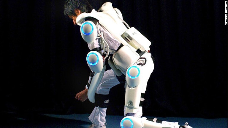 日本のサイバーダインが開発したロボットスーツ「ＨＡＬ」/courtesy cyberdyne