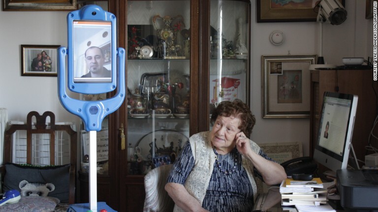 このイタリア人女性はローマのアパートで、ロボット「ジラフプラス」の支援を受けている/courtesy Teresse Andersson/giraffplus