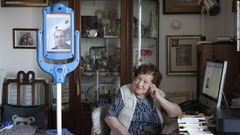 このイタリア人女性はローマのアパートで、ロボット「ジラフプラス」の支援を受けている