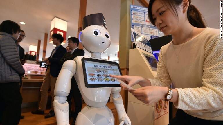 ソフトバンクが開発したロボット「ペッパー」。異なる文化から来た人のニーズや好みに対応するために開発された/KAZUHIRO NOGI/AFP/Getty Images