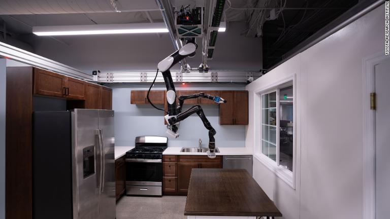 トヨタ・リサーチ・インスティテュート（ＴＲＩ）はカリフォルニア州の研究所で、人間を補助するロボットを開発している。写真の「ガントリーロボット」は天井からコウモリのようにぶら下がることで、床のスペースを節約できる/Toyota Research Institute