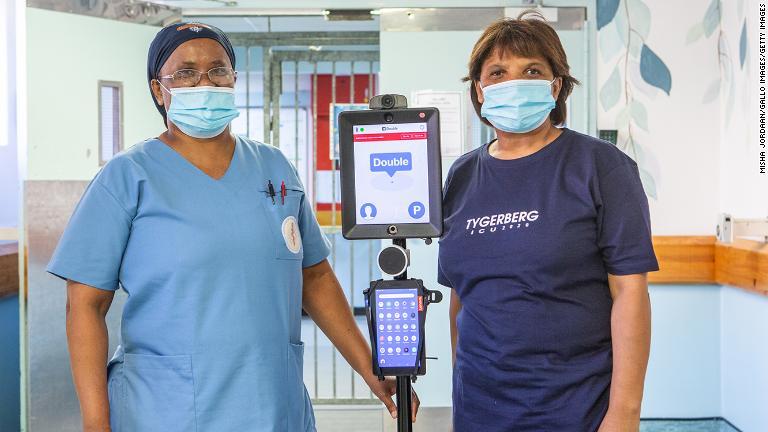 南アフリカ首都ケープタウンの病院では、「クインティン・クアランティーノ」という名称のロボットが看護師によって使われている/MIsha Jordaan/Gallo Images/Getty Images