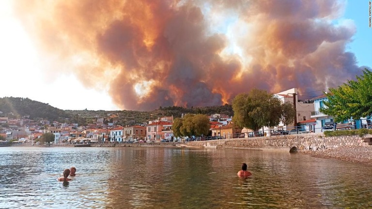 山火事が発生したギリシャのエヴィア島＝８月３日/Michael Pappas/AP