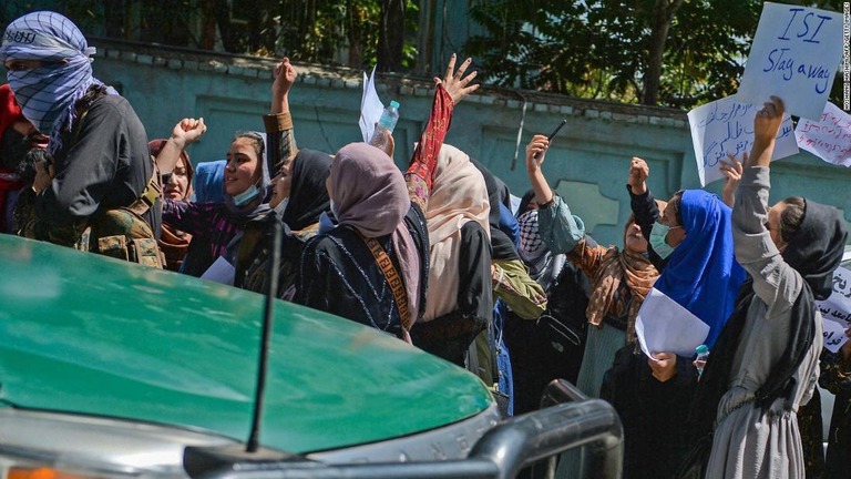 通りに出て抗議を繰り返すアフガニスタンの女性​​たち/HOSHANG HASHIMI/AFP/Getty Images